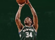 AYX-Uzi巅峰对决，字母哥与40激战拜仁分钟，战术调整胜负难料！的简单介绍