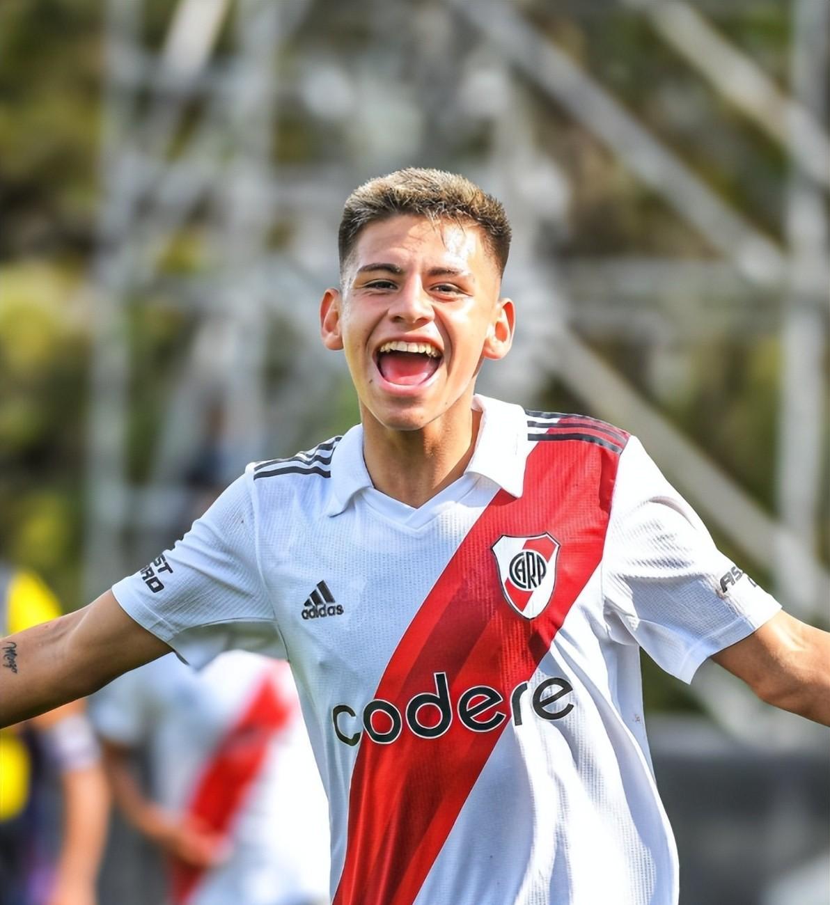 包含世俱杯赛程吃紧，阿根廷国家队今晨单刀错失，质疑声四起，医务组通报恢复的词条