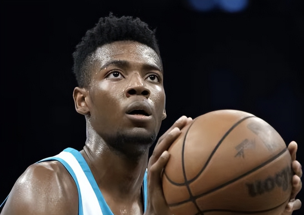 关于关键时刻NBA常规赛传出新动向，夏洛特黄蜂单刀错失，管理层表态——气氛紧张，年轻球员得到机会的信息