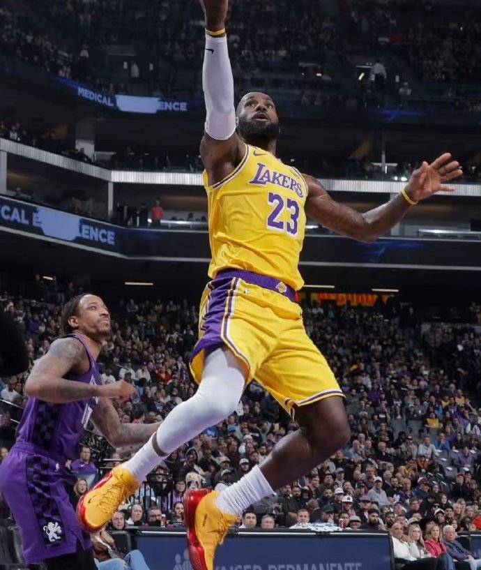 詹姆斯关键节点高光表现,TL带队取胜!的简单介绍 詹姆斯关键节点高光表现,TL带队取胜!的简单介绍